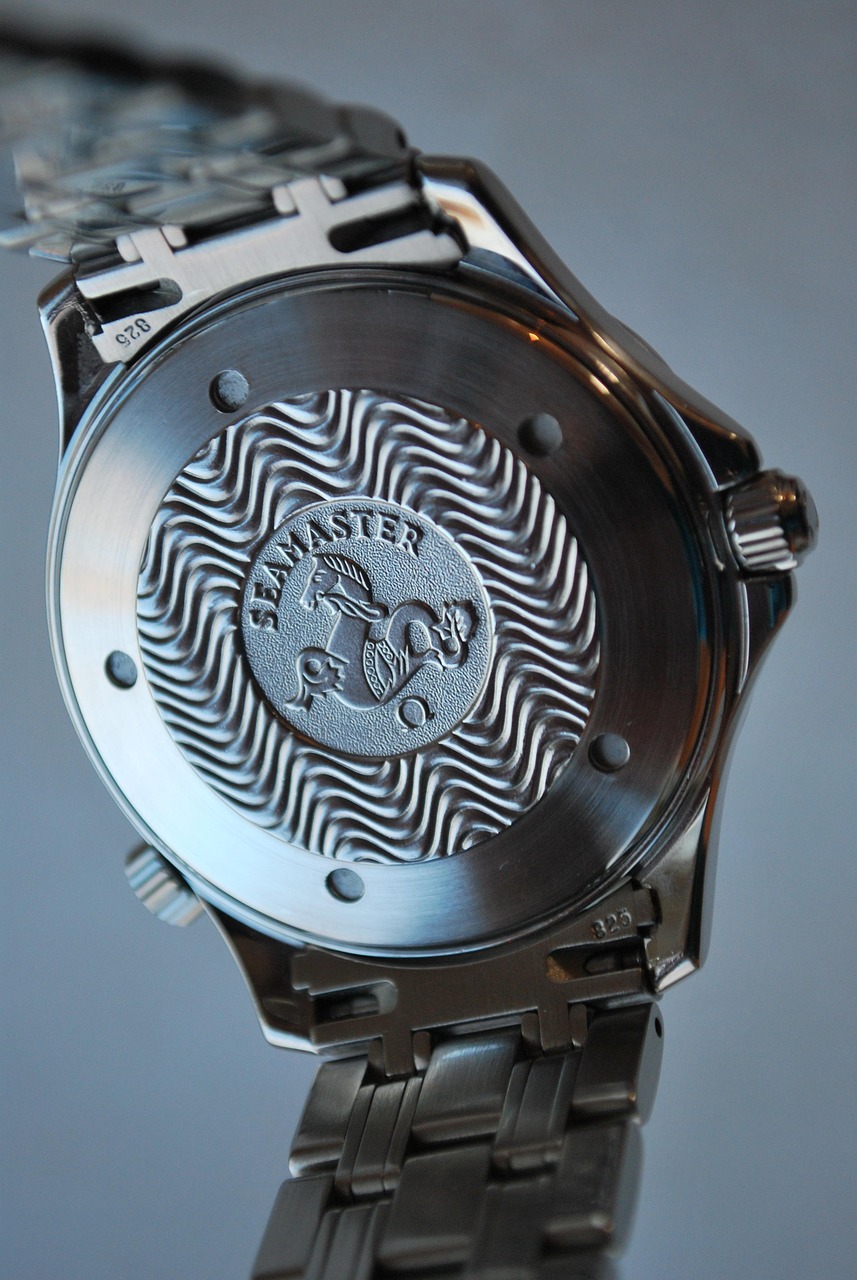 Achterkant van een Omega Seamaster horloge met gegraveerd Seamaster-medaillon en golvend patroon