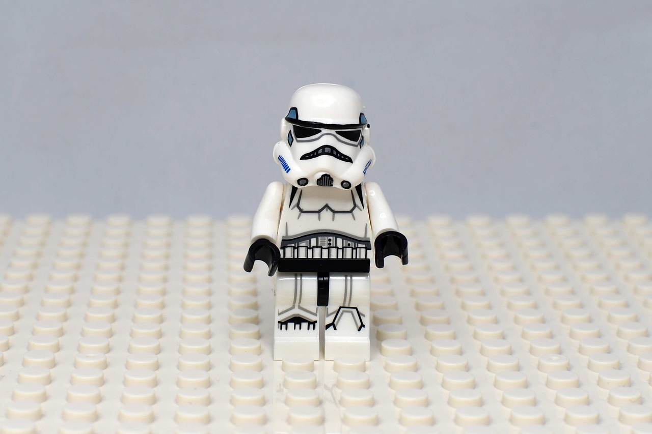 LEGO Star Wars Stormtrooper minifiguur op een witte LEGO basisplaat
