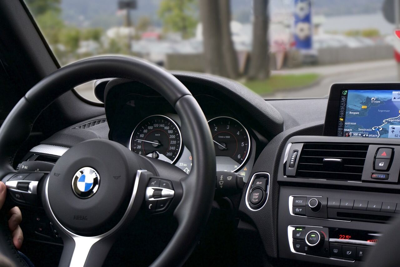BMW interieur met stuur, dashboard en navigatie, voorbeeld van auto taxatie