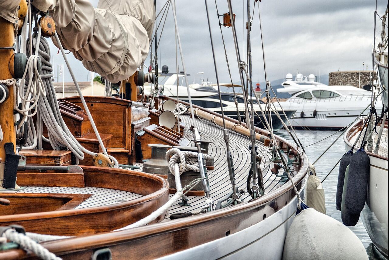 Klassiek houten zeiljacht in de haven, voorbeeld van boot taxatie