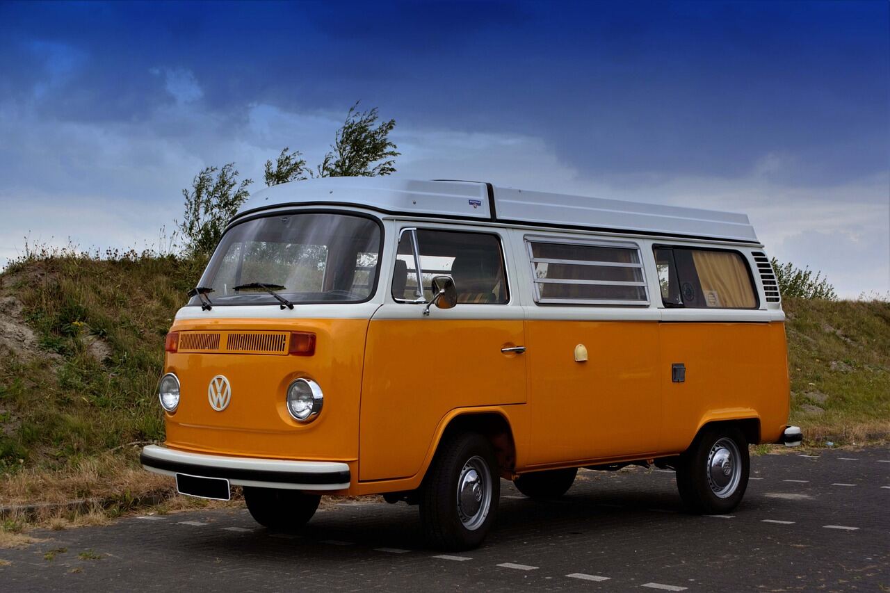 Oranje Volkswagen T2 kampeerbus, voorbeeld van camper taxatie