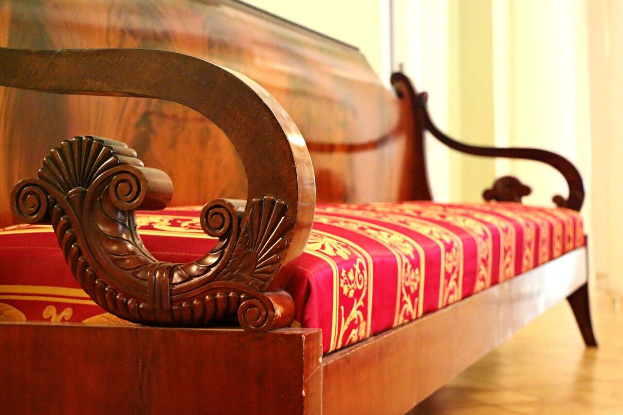 Biedermeier sofa met houtsnijwerk en damasten bekleding, voorbeeld van meubel taxatie