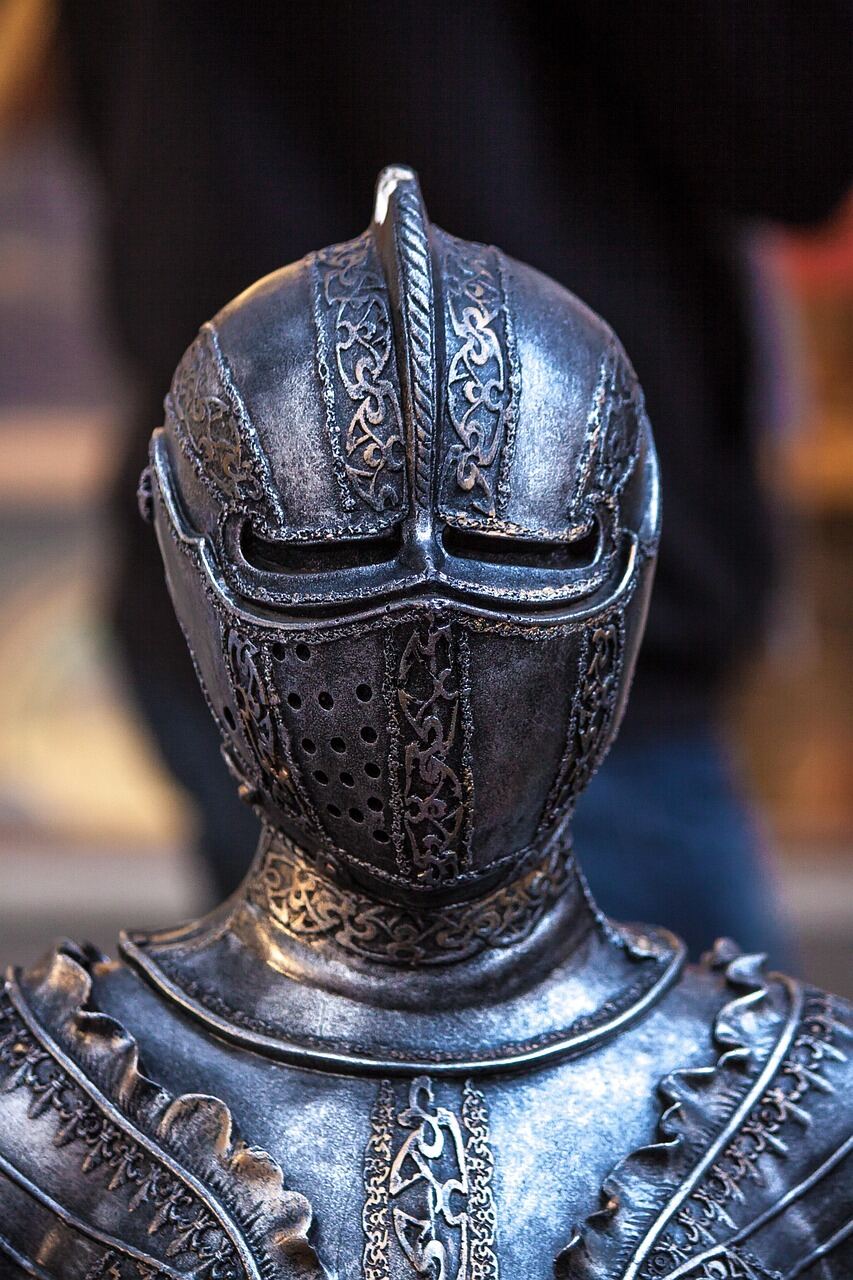 Middeleeuwse helm en harnas, voorbeeld van militaria taxatie
