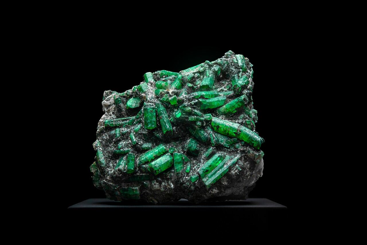 Smaragdkristallen op moedergesteente, voorbeeld van mineralen taxatie