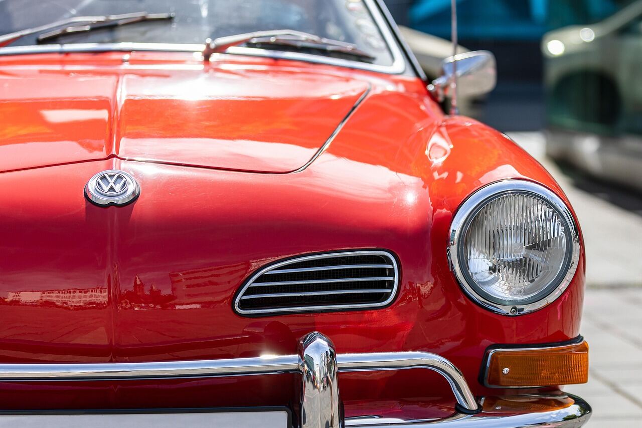 Rode klassieke Volkswagen Karmann Ghia, voorbeeld van oldtimer taxatie