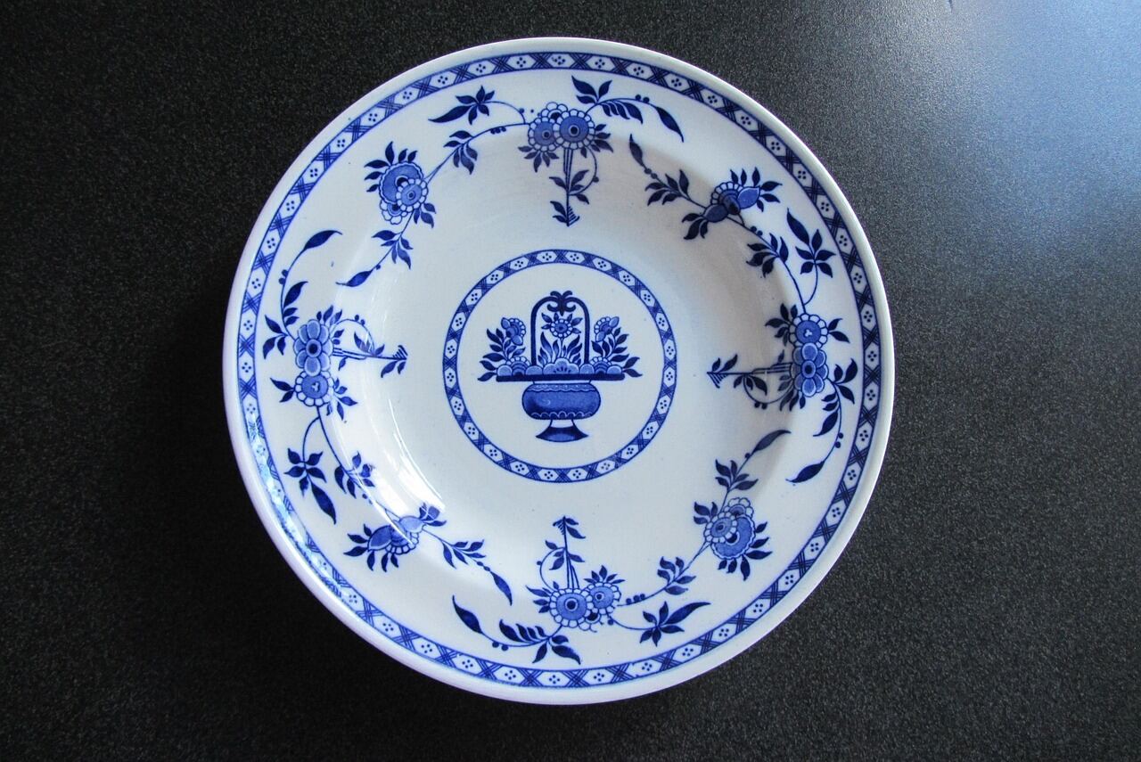 Blauw-wit porseleinen bord met bloemmotief, voorbeeld van porselein taxatie